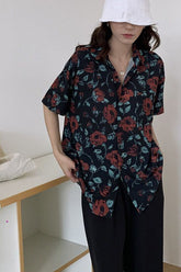Blusenhemd mit dunklem Blumenmuster